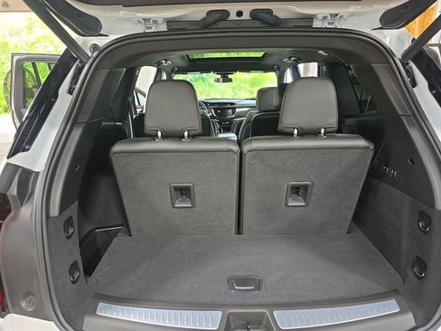 Used 2023 Cadillac XT6 Premium Luxury w/ LPO, Floor Liner Package AWD/4WD image 13