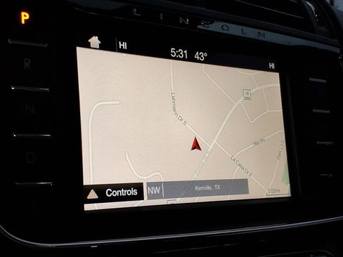 Used 2017 Lincoln Continental Select image 19