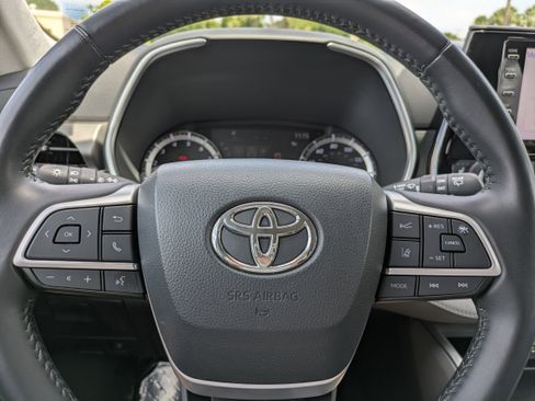 Used 2022 Toyota Highlander XLE FWD image 25