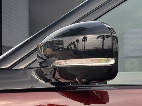 New 2026 Land Rover Discovery Limited Edition image 3