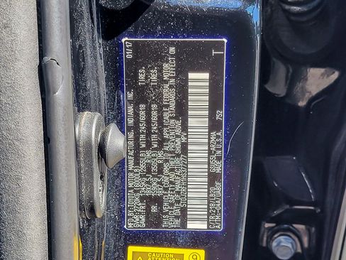 Used 2017 Toyota Highlander XLE w/ Carpet Mat Package image 39