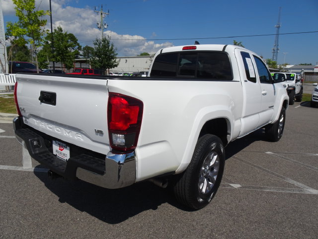 Used 2018 Toyota Tacoma SR5 AWD/4WD image 4