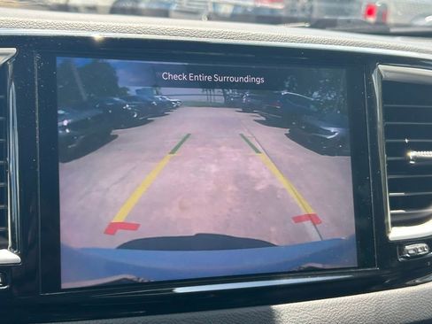 Used 2023 Chrysler Pacifica Touring-L FWD image 18