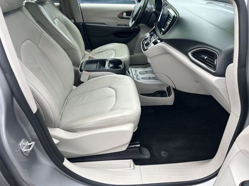 Used 2017 Chrysler Pacifica Touring-L w/ Tire & Wheel Group FWD image 12