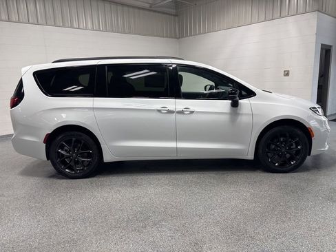 New 2026 Chrysler Pacifica Limited w/ S Appearance Package image 8