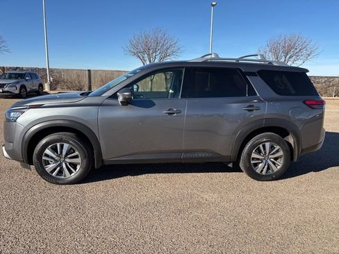 Used 2025 Nissan Pathfinder SL image 3