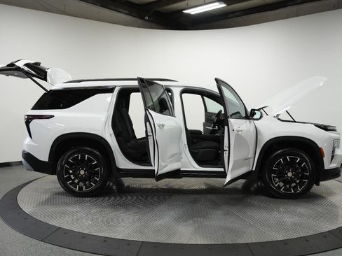 Used 2025 Chevrolet Traverse LT w/ Sun and Wheel Package AWD/4WD image 9
