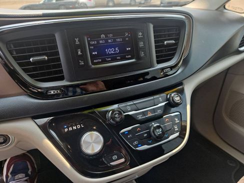 Used 2017 Chrysler Pacifica LX FWD image 17