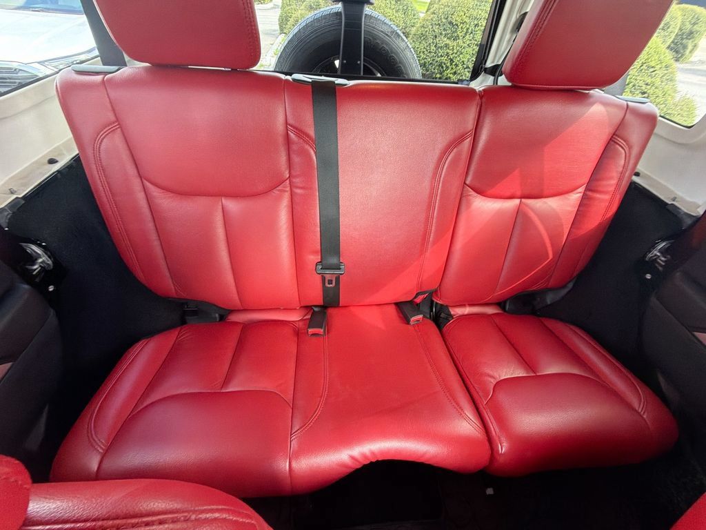 Used 2015 Jeep Wrangler Unlimited Sahara w/ Connectivity Group AWD/4WD image 14