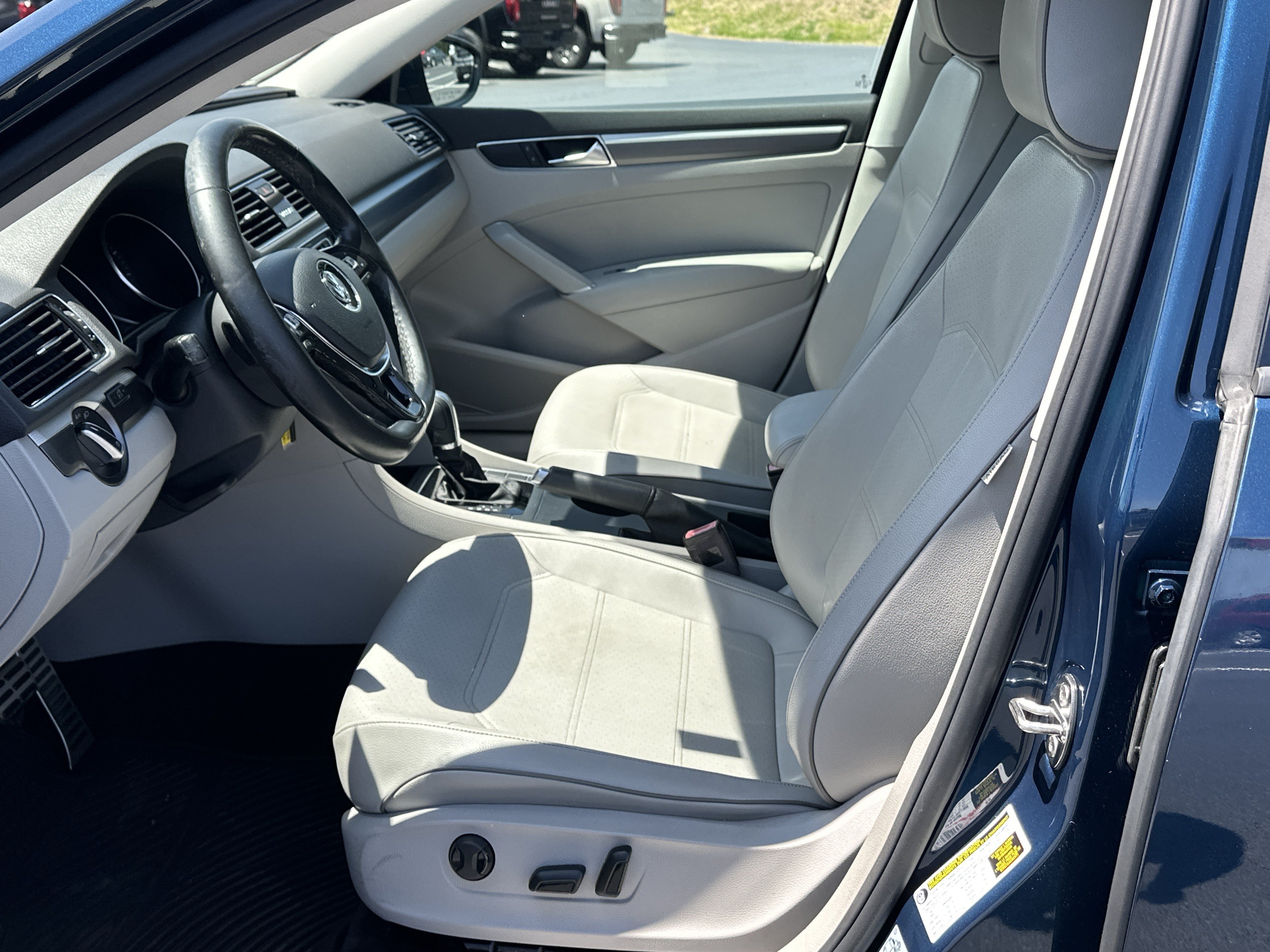 Used 2018 Volkswagen Passat 2.0T R-Line FWD image 9