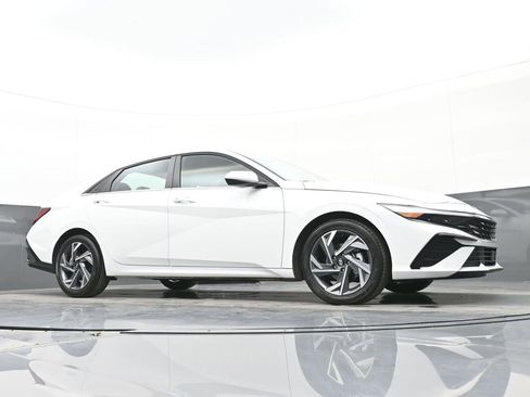 Certified 2025 Hyundai Elantra SEL image 44