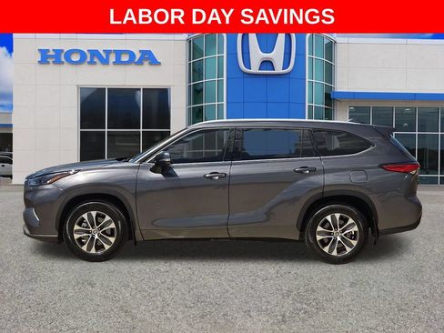 Used 2022 Toyota Highlander XLE FWD image 6