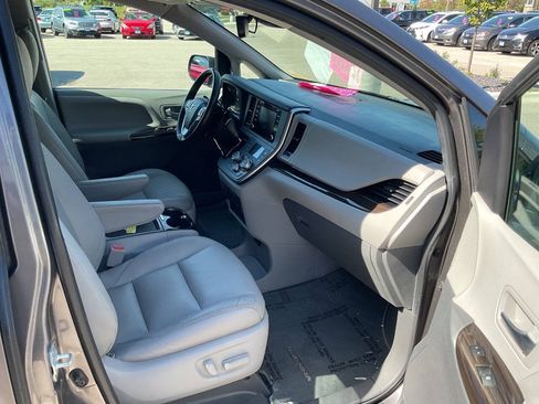 Used 2020 Toyota Sienna XLE Premium w/ Carpet Mat Package FWD image 48