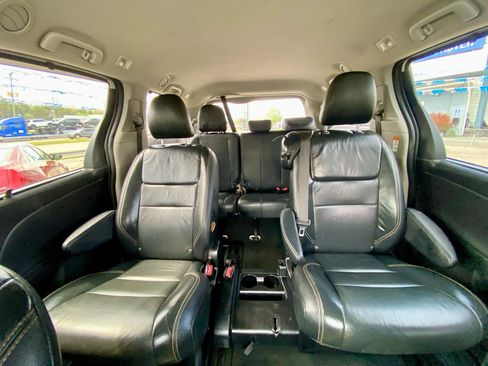 Used 2019 Toyota Sienna SE FWD image 16
