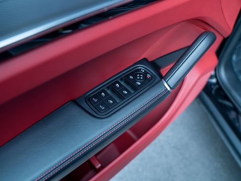 Certified 2022 Porsche Cayenne Platinum Edition image 17