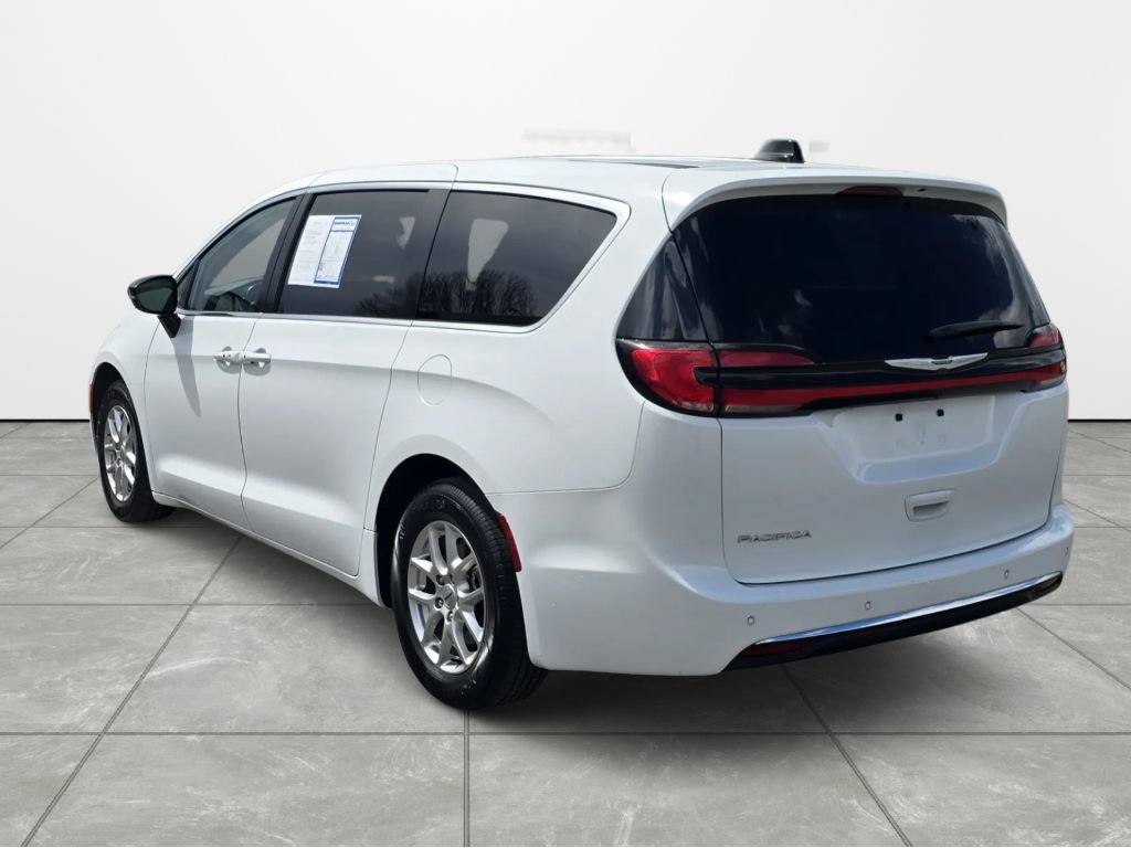 Used 2024 Chrysler Pacifica Touring-L FWD image 6