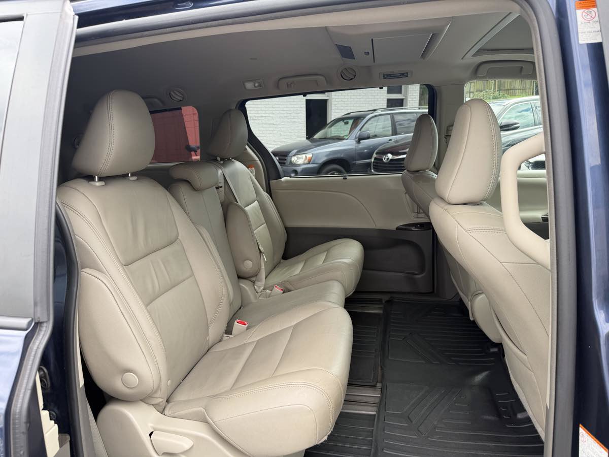 Used 2018 Toyota Sienna XLE Premium FWD image 11
