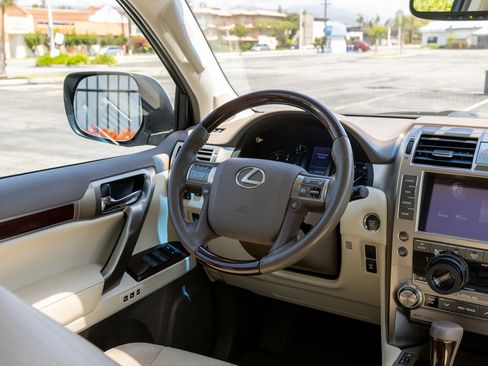 Used 2019 Lexus GX 460 Premium w/ Premium Package image 31