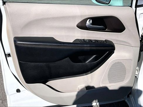 Used 2017 Chrysler Pacifica Touring-L Plus w/ Tire & Wheel Group image 24