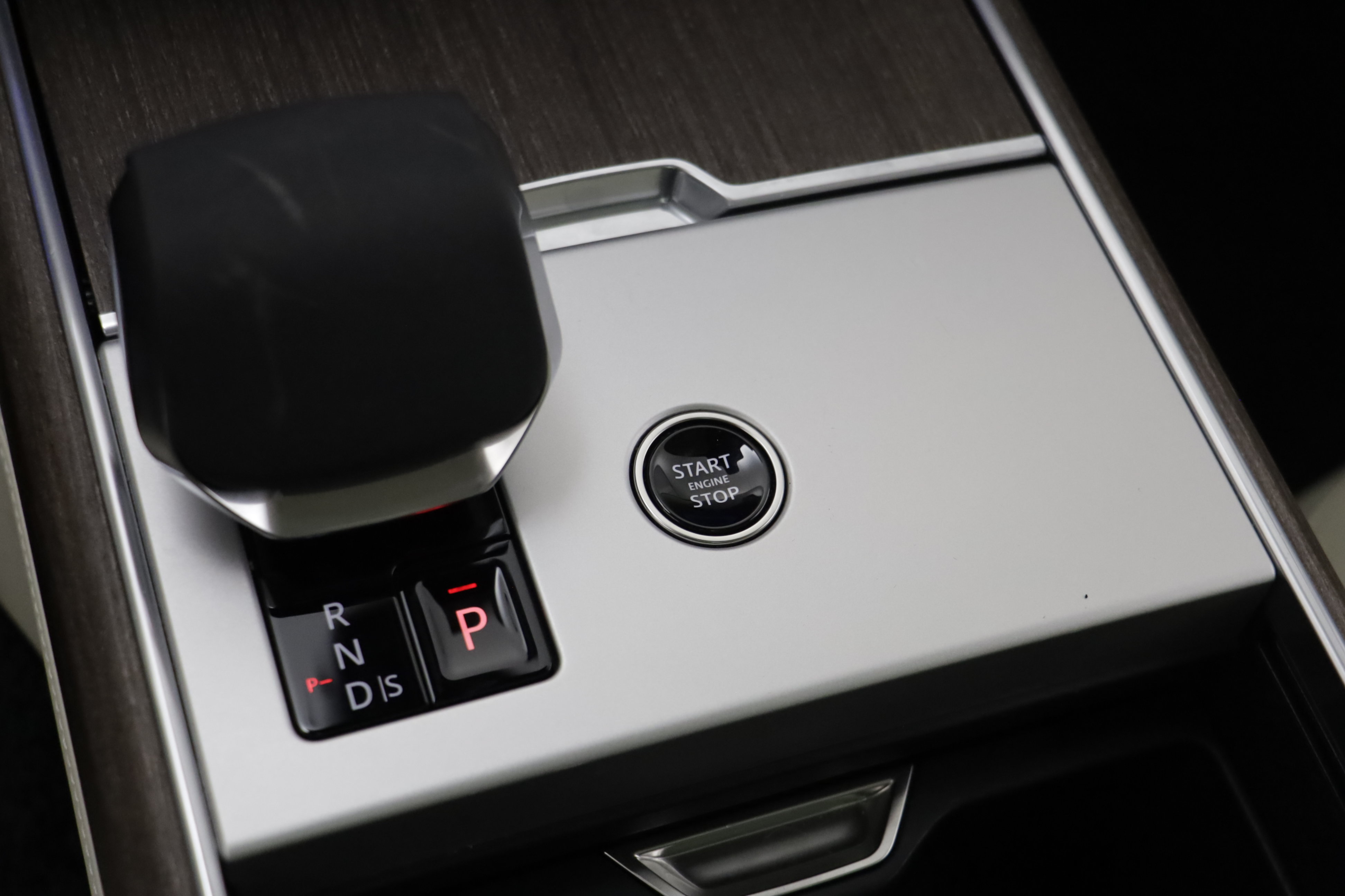 Certified 2025 Land Rover Range Rover SE AWD/4WD image 13