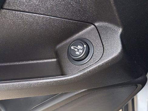 Used 2024 GMC Terrain SLT image 30