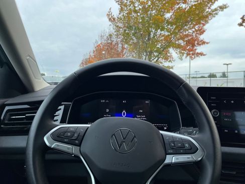 Used 2025 Volkswagen Jetta SE image 28