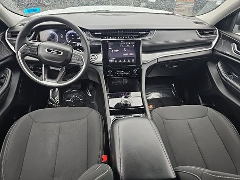 Certified 2023 Jeep Grand Cherokee Laredo image 17