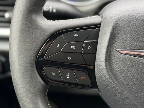 Used 2023 Chrysler Pacifica Limited w/ S Appearance Package FWD image 13