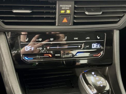 Used 2025 Volkswagen Jetta SE FWD image 24