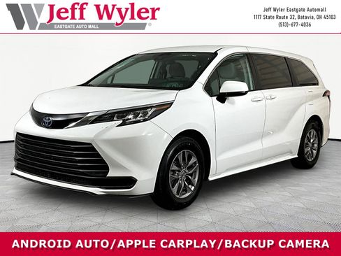 Used 2022 Toyota Sienna LE FWD image 1