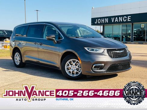 Used 2023 Chrysler Pacifica Touring-L image 1
