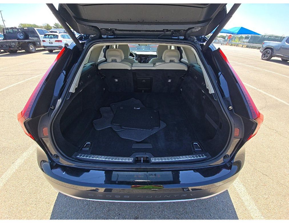 Used 2022 Volvo V90 B6 Cross Country w/ Climate Package AWD/4WD image 12