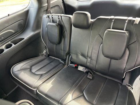 Used 2025 Chrysler Pacifica Limited FWD image 15