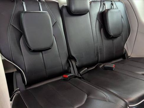 Used 2023 Chrysler Pacifica Limited FWD image 18