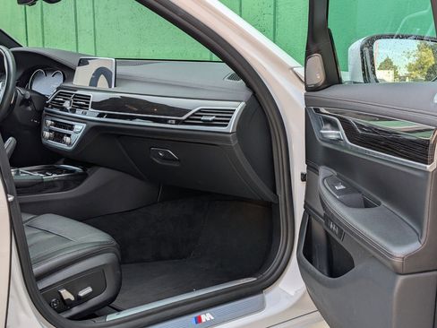 Used 2018 BMW 740i image 9