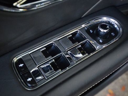 Used 2022 Bentley Flying Spur V8 image 24