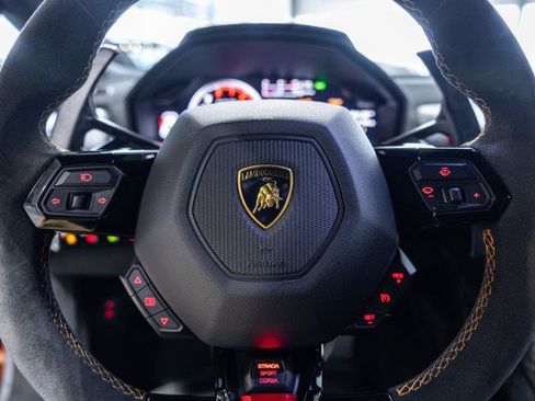 Used 2018 Lamborghini Huracan Performante AWD/4WD image 12