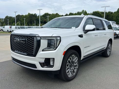 Used 2023 GMC Yukon XL Denali Ultimate AWD/4WD image 5