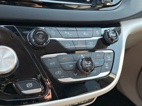 Certified 2024 Chrysler Pacifica Touring-L FWD image 21