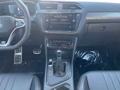 Used 2022 Volkswagen Tiguan SE R-Line image 11