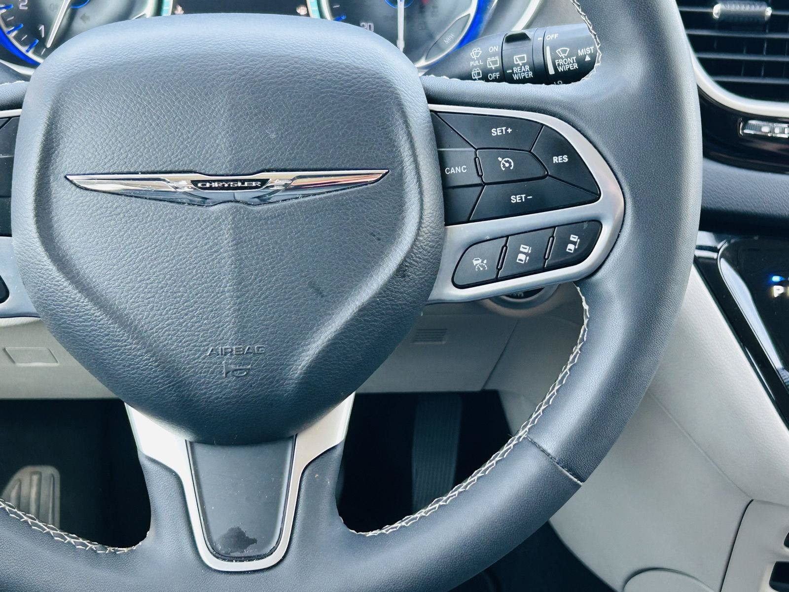 Used 2023 Chrysler Pacifica Touring-L FWD image 17