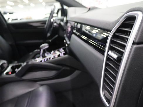 Used 2021 Porsche Cayenne AWD/4WD image 31