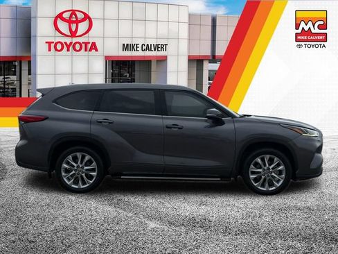 Used 2023 Toyota Highlander Limited FWD image 6