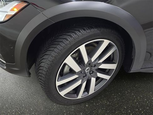 Used 2022 Volvo V90 B6 Cross Country w/ Advanced Package image 31