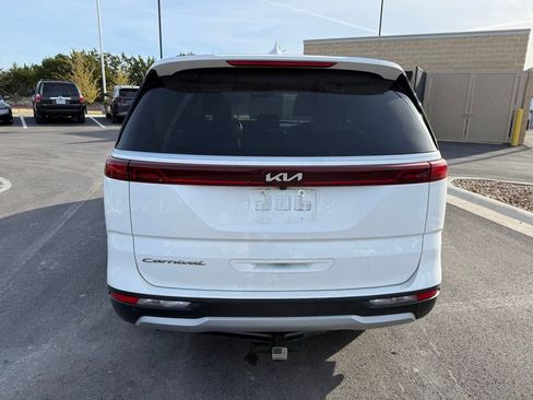 Used 2022 Kia Carnival LX image 5