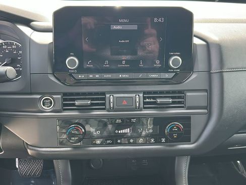 Used 2024 Nissan Pathfinder S image 21