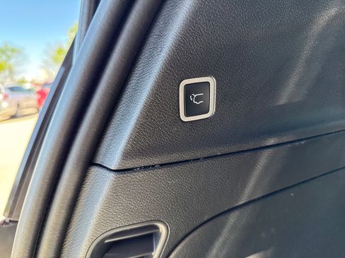 Used 2026 Chrysler Pacifica Limited image 10