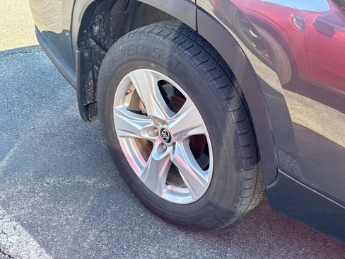 Used 2020 Toyota Highlander LE image 11