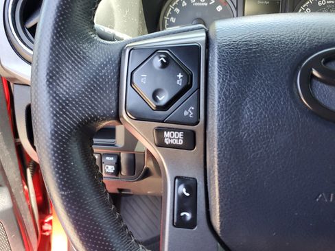 Used 2017 Toyota Tacoma TRD Sport image 19