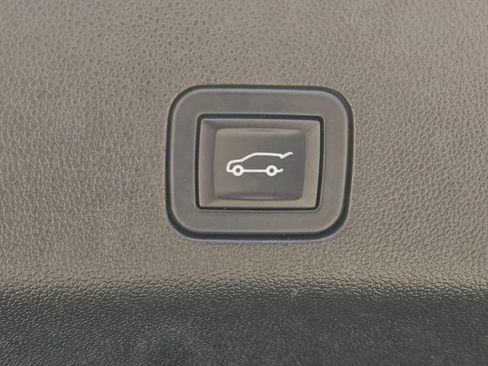 Used 2025 Chevrolet Tahoe High Country AWD/4WD image 11